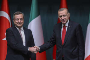 Italy’s Prime Minister Mario Draghi, left, shakes hands with Turkey’s President Recep Tayyip Erdogan after a joint news conference following their meeting at the Turkish Presidential palace in Ankara, Turkey, Tuesday, July 5, 2022. Draghi is on an official visit to Turkey. (AP Photo)
