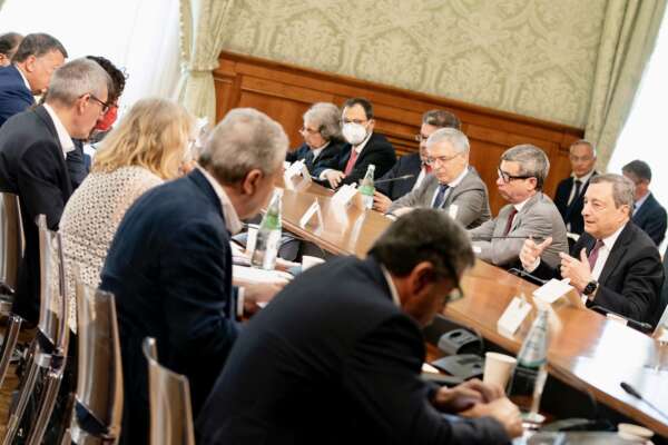 Decreto Aiuti bis, ‘tagliato’ il bonus 200 euro: interventi in pusta paga di decontribuzione e rivalutazione delle pensioni