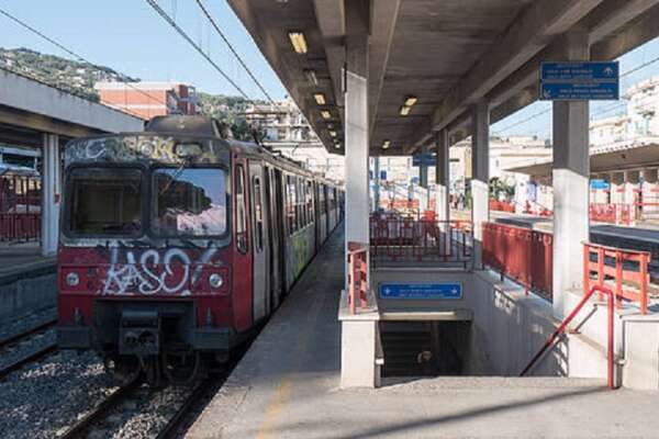 Ragazzino va a scuola e viene violentato in treno e nei bagni della Circumvesuviana
