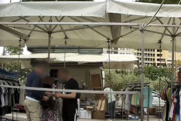Blitz al mercatino di Pianura, arrestati due estorsori: “Dateci 10 euro a bancarella”