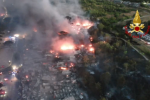 Incendio Roma, le fiamme partite da campo abbandonato: “Avviata indagine, non si esclude nessuna ipotesi”
