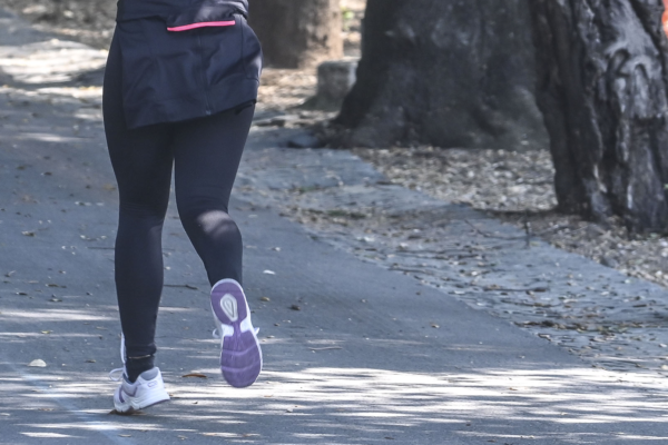 Aggredita mentre fa jogging, urla e attira i soccorsi: 25enne salvata dai carabinieri Aggredita mentre fa jogging, urla e attira i soccorsi: 25enne salvata dai carabinieri