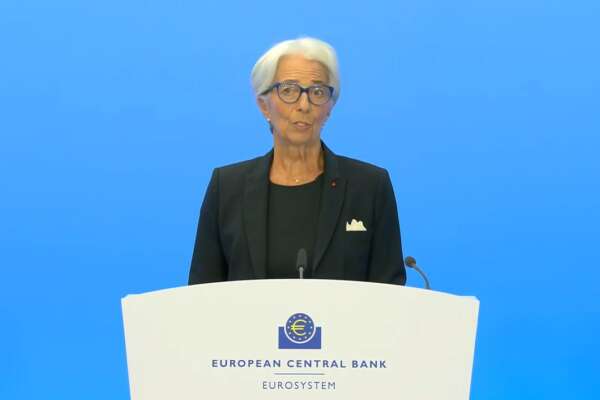 La Bce alza i tassi di interesse di mezzo punto dopo 11 anni: via libera anche allo scudo anti-spread