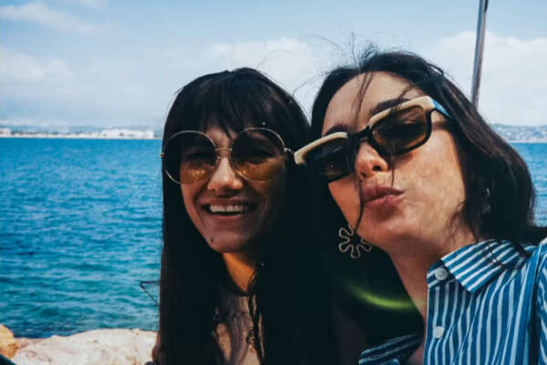 Non fate ascoltare quel tormentone a Pillon: l’anti-inno fluid di Elisa e Matilda De Angelis “Litoranea”