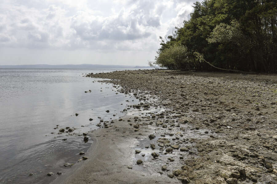 LAGO DI BRACCIANO FORTE CALO DEL LIVELLO DELL’ ACQUA A CAUSA DEL PROLUNGARSI DELLA SICCITA’ IL LUNGOLAGO DI BRACCIANO