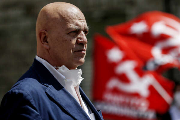 La tragicommedia del Partito Comunista di Marco Rizzo, “espulso” dai militanti tra rossobrunismo e alleanze con Adinolfi