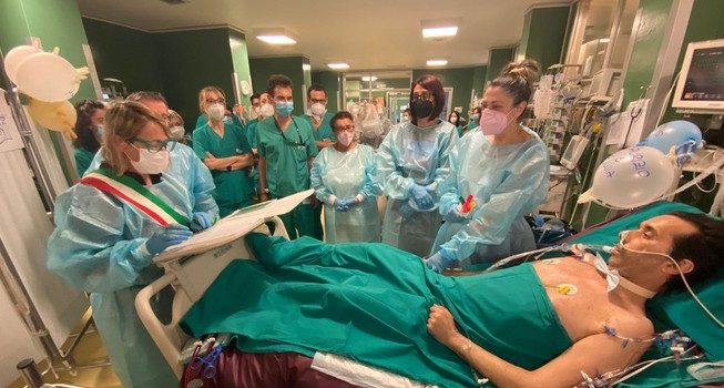 In fin di vita sposa la compagna in ospedale, poi il regalo più bello: un cuore nuovo che gli salva la vita