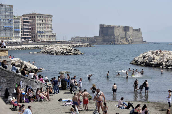 Foto LaPresse – Alessandro Pone
25 Aprile, Napoli (Italia)
Cronaca
Napoli, grande affluenza di turisti in occasione del ponte del 25 aprile. Turisti sul lungomare.

Photo LaPresse – Alessandro Pone
25 April, Naples
Large number of tourists in Naples for the holiday of April 25th. Tourists on the waterfront.