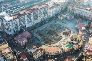 A Napoli più ingombri che edifici, servono regole agili, ascolto e velocità