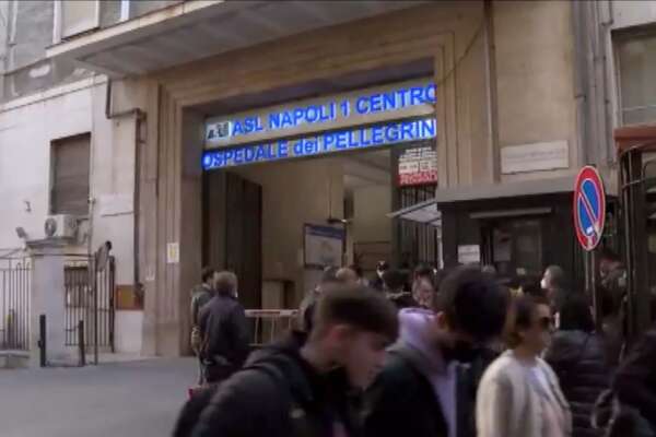 Napoli, ragazza ferita da proiettile: “Ero in casa e ha iniziato a bruciare la spalla”. Notte di spari: in tre in ospedale Napoli, ragazza ferita da proiettile: “Ero in casa e ha iniziato a bruciare la spalla”. Notte di spari: in tre in ospedale