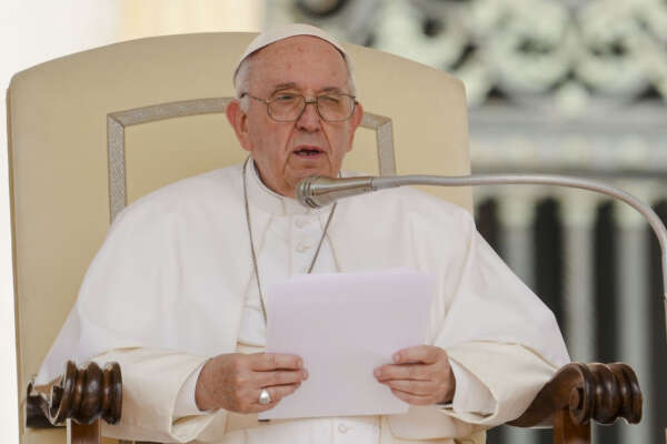 Papa Francesco esclude le dimissioni e tuona sulla guerra in Ucraina: “Non può esserci pace basata sull’armamento reciproco”