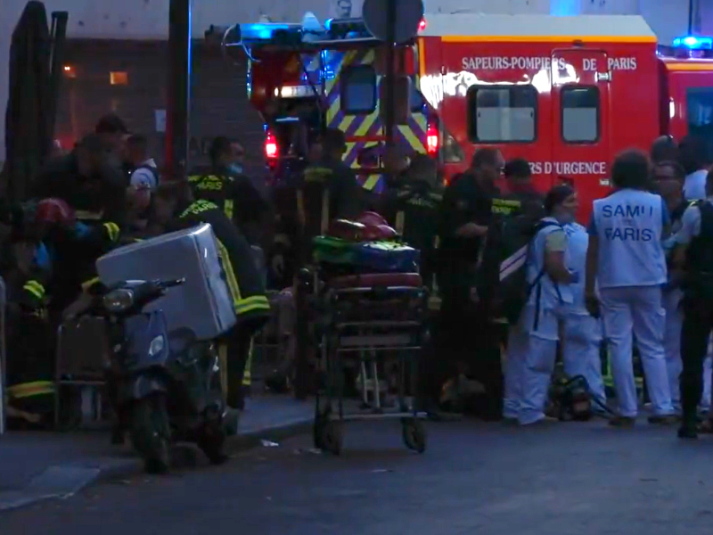 Agguato feroce nel cuore di Parigi: un morto e 4 feriti nella sparatoria al bar