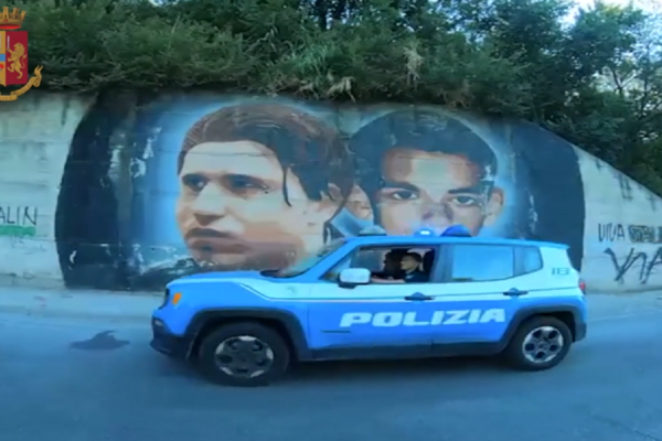 Blitz a Pianura, agenti fermano passerella in scooter: fratellastro del boss murato in casa