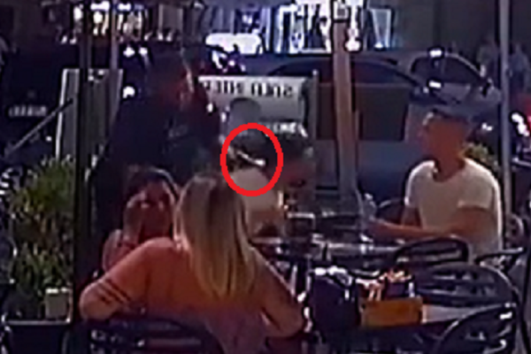 Pistola alla testa di un turista per scippare orologio, poi le ‘scuse’: “Tienitelo, vale troppo poco”