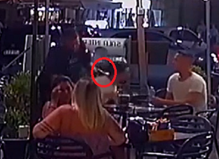 Pistola alla testa di un turista per scippare orologio, poi le ‘scuse’: “Tienitelo, vale troppo poco”