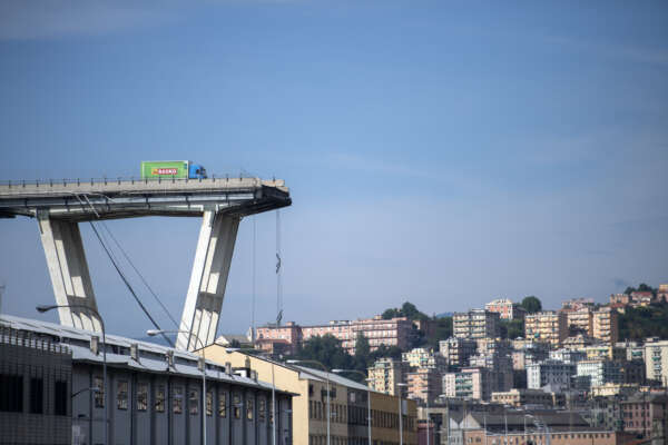 Foto Marco Alpozzi/LaPresse
14 agosto 2018 Genova, Italia
Cronaca
Genova, crolla parte di un ponte sull’A10: si scava tra le macerie
Nella foto: le immagini del ponte crollato

Photo Marco Alpozzi/LaPresseAugust 14th, 2018 Genoa, ItalyNewsBridge collapses on Genoa highway