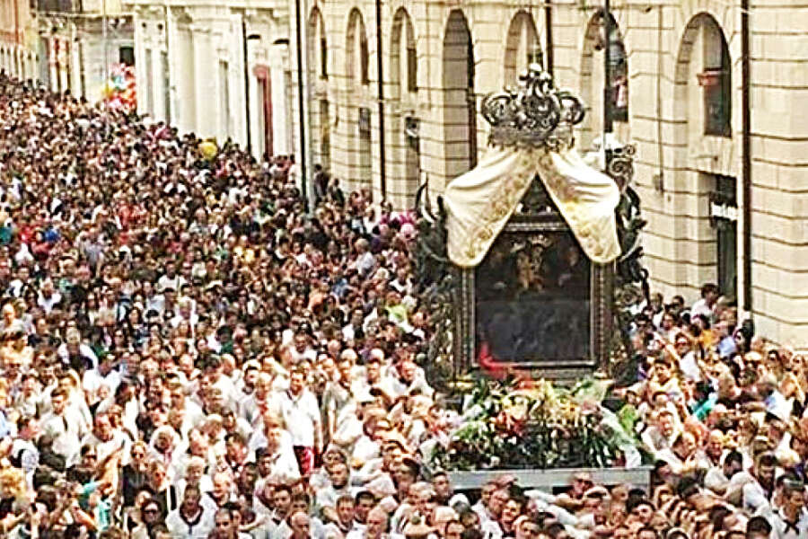 La Madonna non deve inchinarsi alla camorra, a Marano i processi si fanno in strada