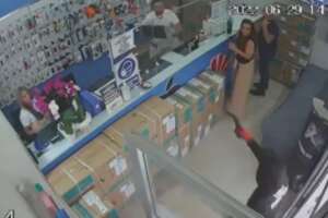 Rapina armata nel negozio, proprietario mette in fuga i malviventi lanciandogli contro uno schermo