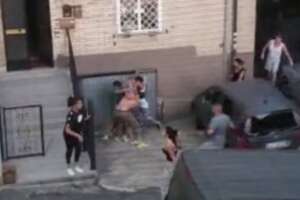 Botte da orbi tra vicini di casa, zuffa in stile wrestling tra due coppie: “Colpa dello stendino”