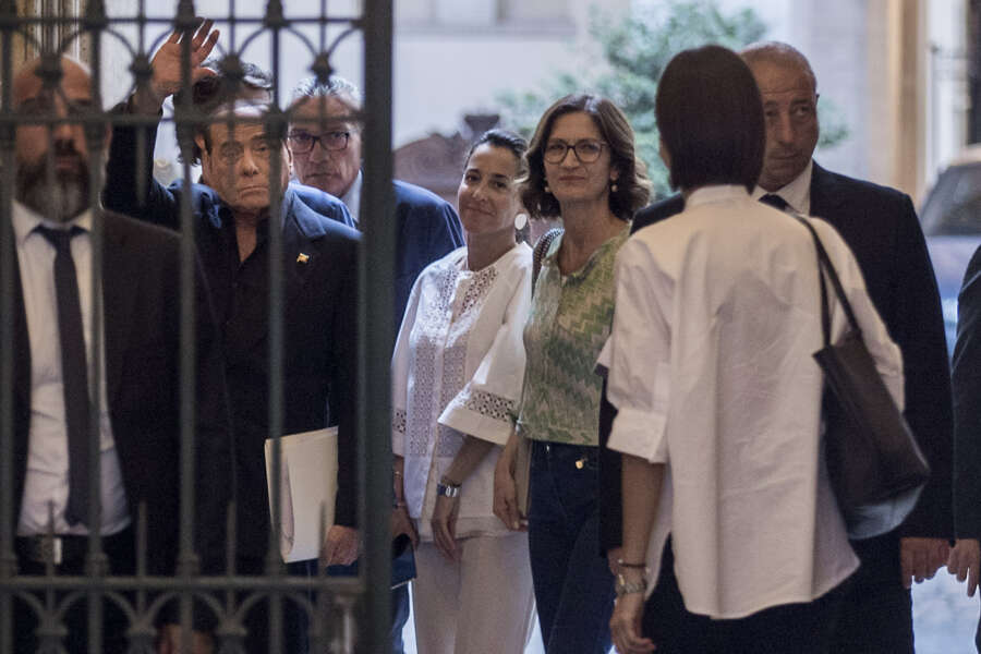 Bufera in Forza Italia, scontro al vetriolo tra Gelmini e Ronzulli: “Contenta che hai fatto cadere il governo?”, “Prenditi uno Xanax”