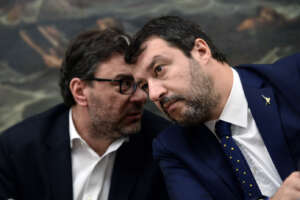 Nella Lega volano gli stracci, Giorgetti contro l’ala ‘barricadera’ sul sostegno a Draghi: “Se il problema sono io mi tolgo di mezzo”