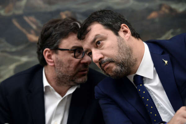 Nella Lega volano gli stracci, Giorgetti contro l’ala ‘barricadera’ sul sostegno a Draghi: “Se il problema sono io mi tolgo di mezzo”