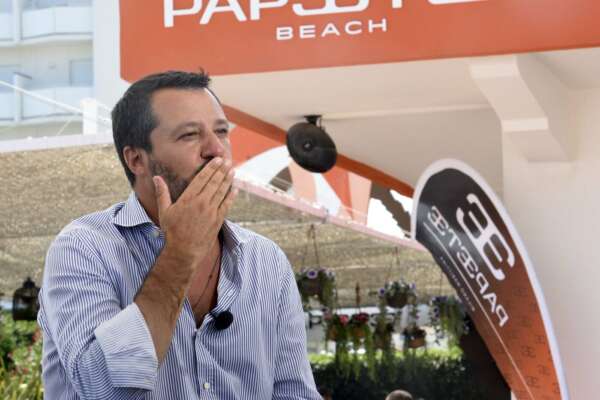 Il decalogo per aiutare politici e social media manager a superare l’estate senza post banali: dalla fetta di cocomero a “buon ferragosto”