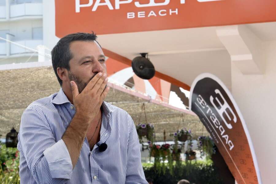 Il decalogo per aiutare politici e social media manager a superare l’estate senza post banali: dalla fetta di cocomero a “buon ferragosto”