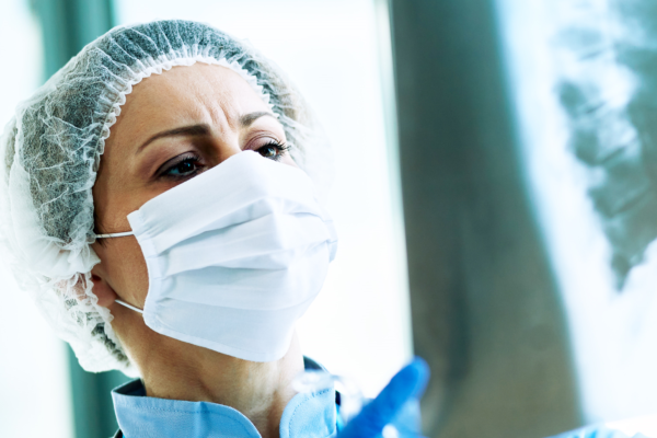 Tumore ai polmoni, al via la campagna per ridurre la mortalità: “Salvare il 39 per cento di vite”