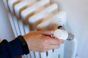 Termosifoni giù di un grado e accesi un’ora in meno, il piano Cingolani per risparmiare gas: no a Dad a scuola e smart working