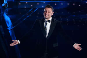 Tiziano Ferro scrive alla sindaca di Latina (FdI) per chiedere il patrocinio del Lazio Pride. Lei accetta, poi fa marcia indietro