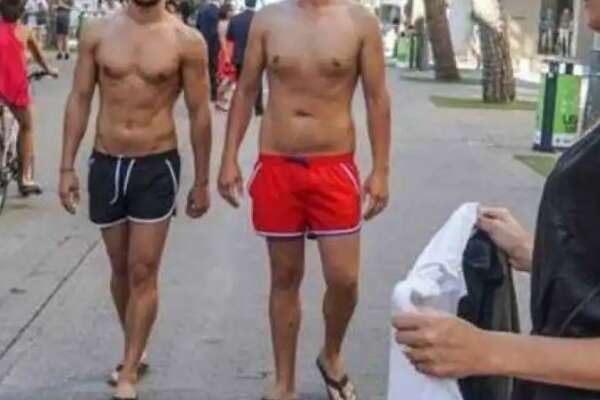 A Sorrento guerra ai “cafoni”, vietato passeggiare in costume o a torso nudo: multe fino a 500 euro