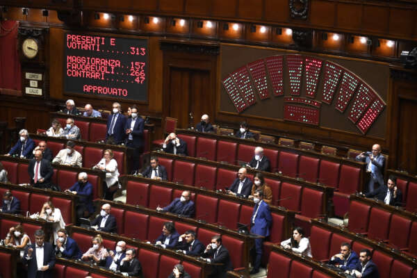 Decreto Aiuti, sì alla Camera ma i 5 Stelle non votano: Berlusconi chiede una verifica di maggioranza
