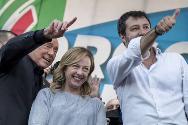 Centrodestra verso una vittoria schiacciante, “improbabile” la maggioranza per cambiare la Costituzione: lo studio sui sondaggi