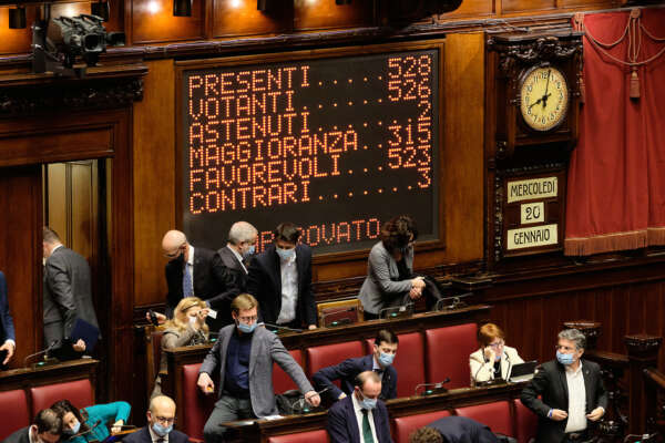 Foto Mauro Scrobogna /LaPresse
20-01-2021 Roma, Italia
Politica
Camera dei Deputati – legge scostamento di bilancio
Nella foto: tabellone con il risultato del voto della mozione di maggioranza

Photo Mauro Scrobogna /LaPresse
January 20, 2021  Rome, Italy
Politics
Chamber of Deputies – budget variance law
In the photo: board with the result of the vote of the majority motion