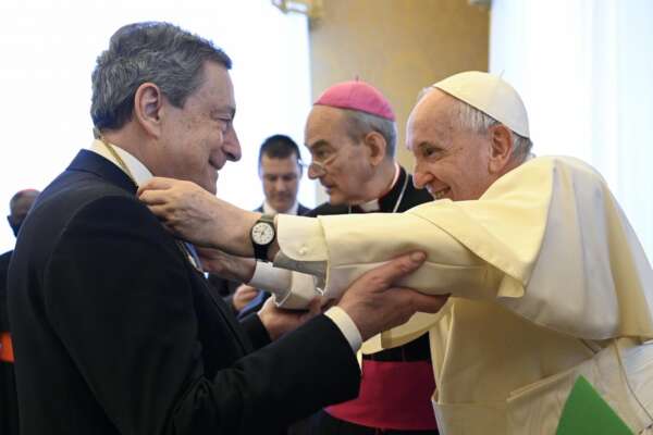 Draghi e Papa Francesco, i due volti dell’Occidente e l’ambasciatore ucraino che “rivendica” l’attentato alla Dugina