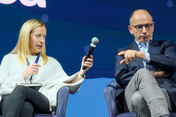 Centrodestra sfiora il 50%, dominano sfiducia e rabbia degli italiani verso i partiti: l’ultimo sondaggio sulle elezioni