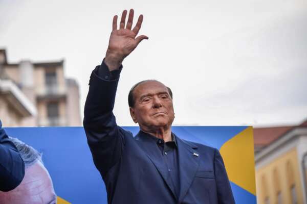 Berlusconi, a Genova i consiglieri di Pd e Movimento 5 Stelle lasciano l’aula durante minuto di silenzio