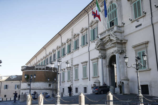 21-07-2022 Roma (Italia) Politica – Crisi di Governo  – Mario Draghi al Quirinale     – Nella foto: l’ingresso dell’auto

21-07-2022 Rome (Italy) Politics – Mario Draghi gets into the car in the Quirinale Palace to meet President of the Republic