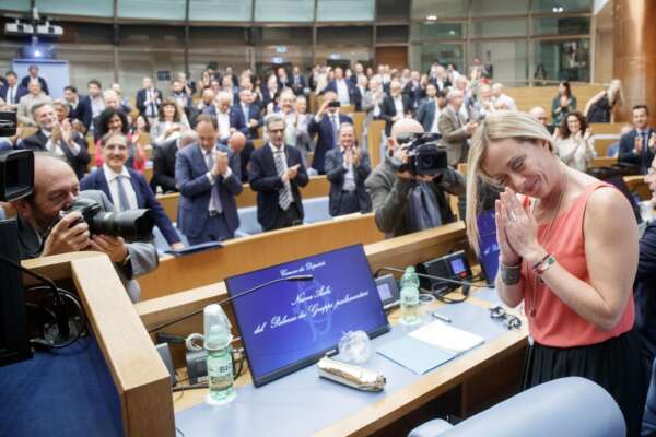 Centrodestra schiacciasassi nei sondaggi, la Supermedia sulle elezioni politiche: gli scenari dopo la pausa estiva