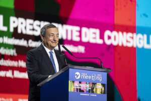 Draghi sul palco del Meeting di Rimini: “L’Italia ce la farà ma no a isolazionismo, giovani sono la speranza della politica”
