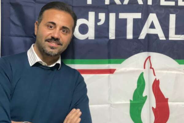 Il consigliere di Fratelli d’Italia sospeso dopo post su Olocausto contro Pd: “Combattono fascismo con Schindler’s list”