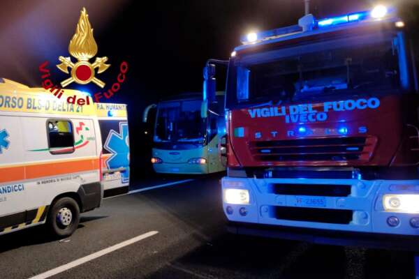 Dramma in autostrada, tir tampona bus migranti: un morto e 15 feriti
