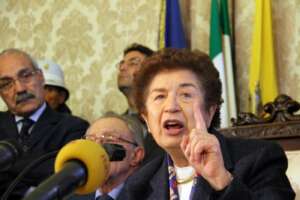 LaPresse03-03-2011 Napoli , ItaliaCronacaConferenza stampa di Rosa Russo Iervolino dopo le dimissioni della giunta comunaleNella foto: il sindaco Rosa Russo Iervolino LaPresse03-03-2011 Napoli , ItaliaCronacaConferenza stampa di Rosa Russo Iervolino dopo le dimissioni della giunta comunaleNella foto: il sindaco Rosa Russo Iervolino