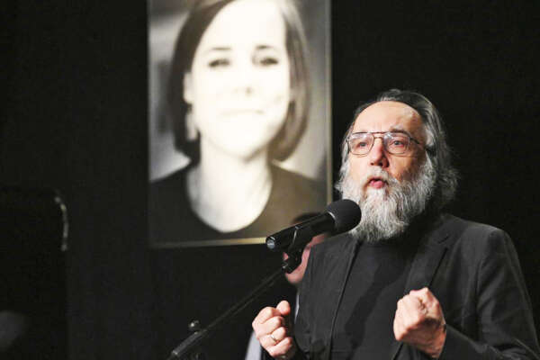 Dugin, l’ideologo che fa parlare Putin di denazificazione dell’Ucraina e vuole la guerra all’America casa di Satana