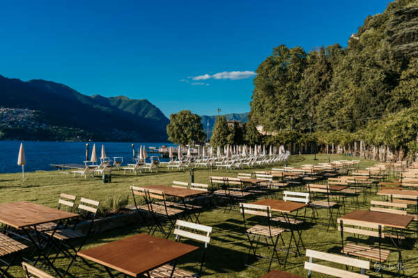 “Mamma arriva subito”, lascia la figlia al lido per ore e, ubriaca, si apparta con uomo: bimba in lacrime, donna denunciata