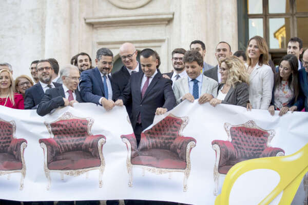 Taglio parlamentari e caos liste, partiti piegati al populismo dei 5 Stelle: ora nessuno chiede scusa Taglio parlamentari e caos liste, partiti piegati al populismo dei 5 Stelle: ora nessuno chiede scusa