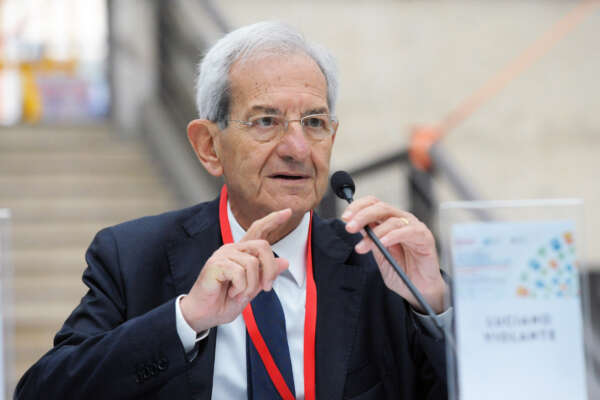 “Il presidenzialismo non dà stabilità, basta vedere le difficoltà di Biden e Macron”, intervista a Luciano Violante “Il presidenzialismo non dà stabilità, basta vedere le difficoltà di Biden e Macron”, intervista a Luciano Violante