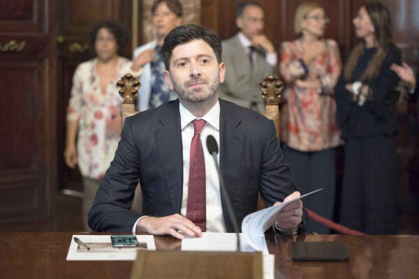 Il libro di Speranza torna in libreria con due capitoli in più, ma a mancare è il chiarimento sulla missione dei militari russi