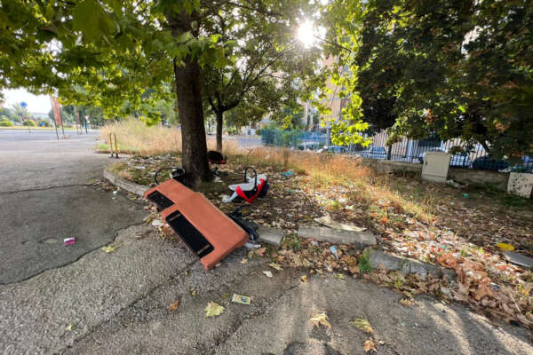 Scampia senza giardinieri e spazzini: “Si pensa a curare solo il verde vicino al centro di Napoli”